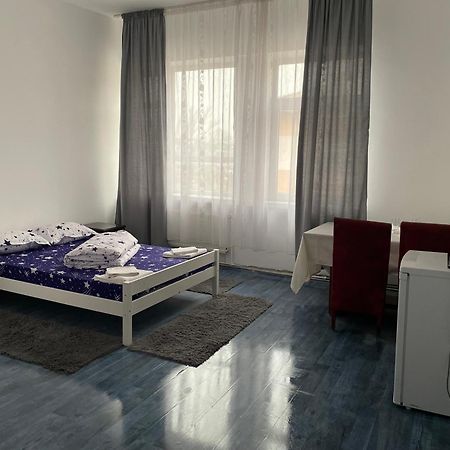 Studio Rentals Onesti Esterno foto