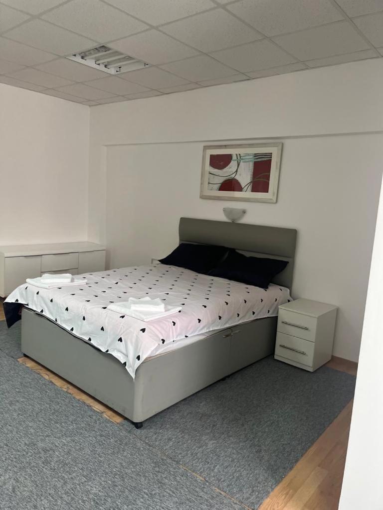 Studio Rentals Onesti Esterno foto