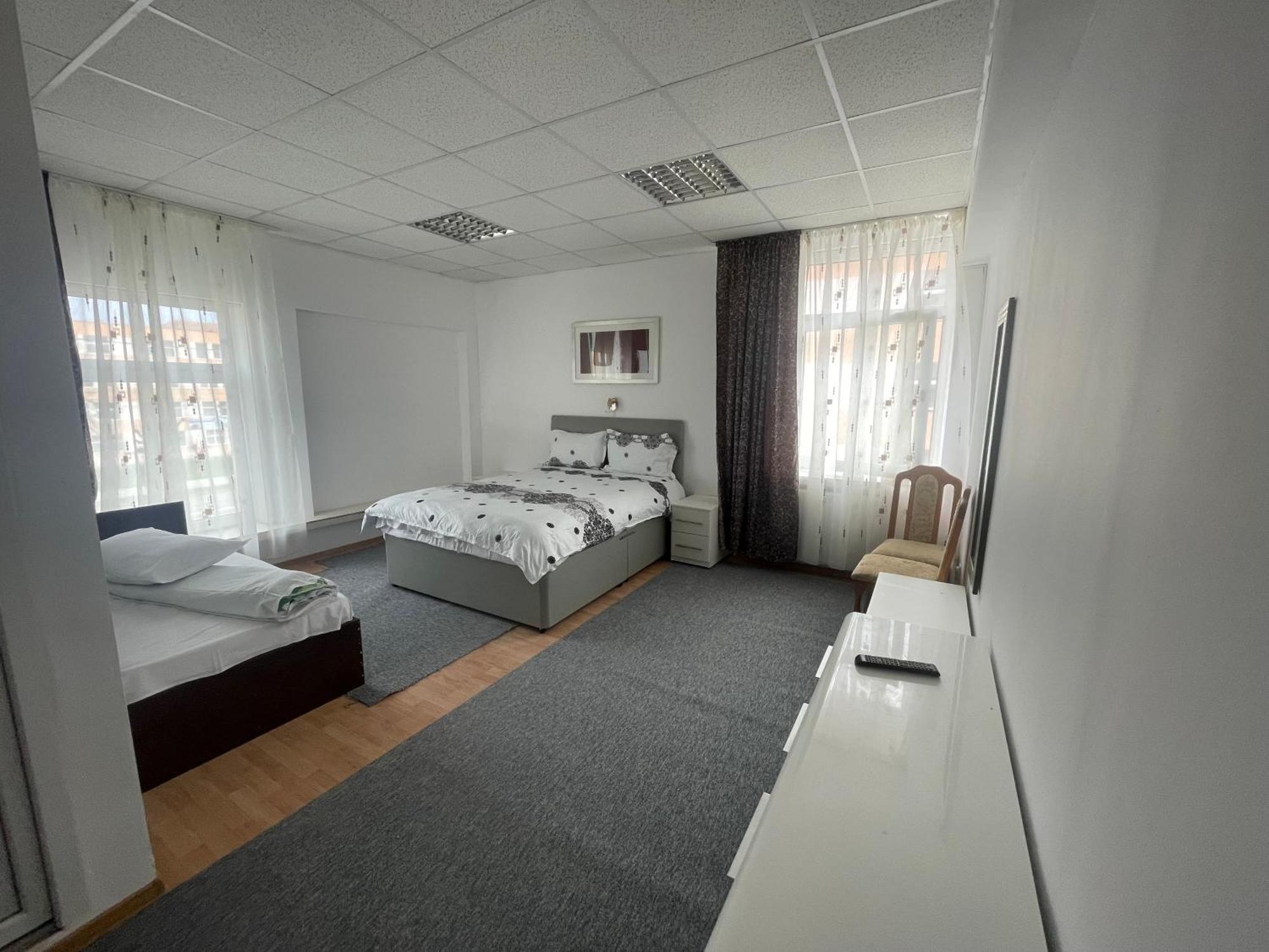 Studio Rentals Onesti Esterno foto