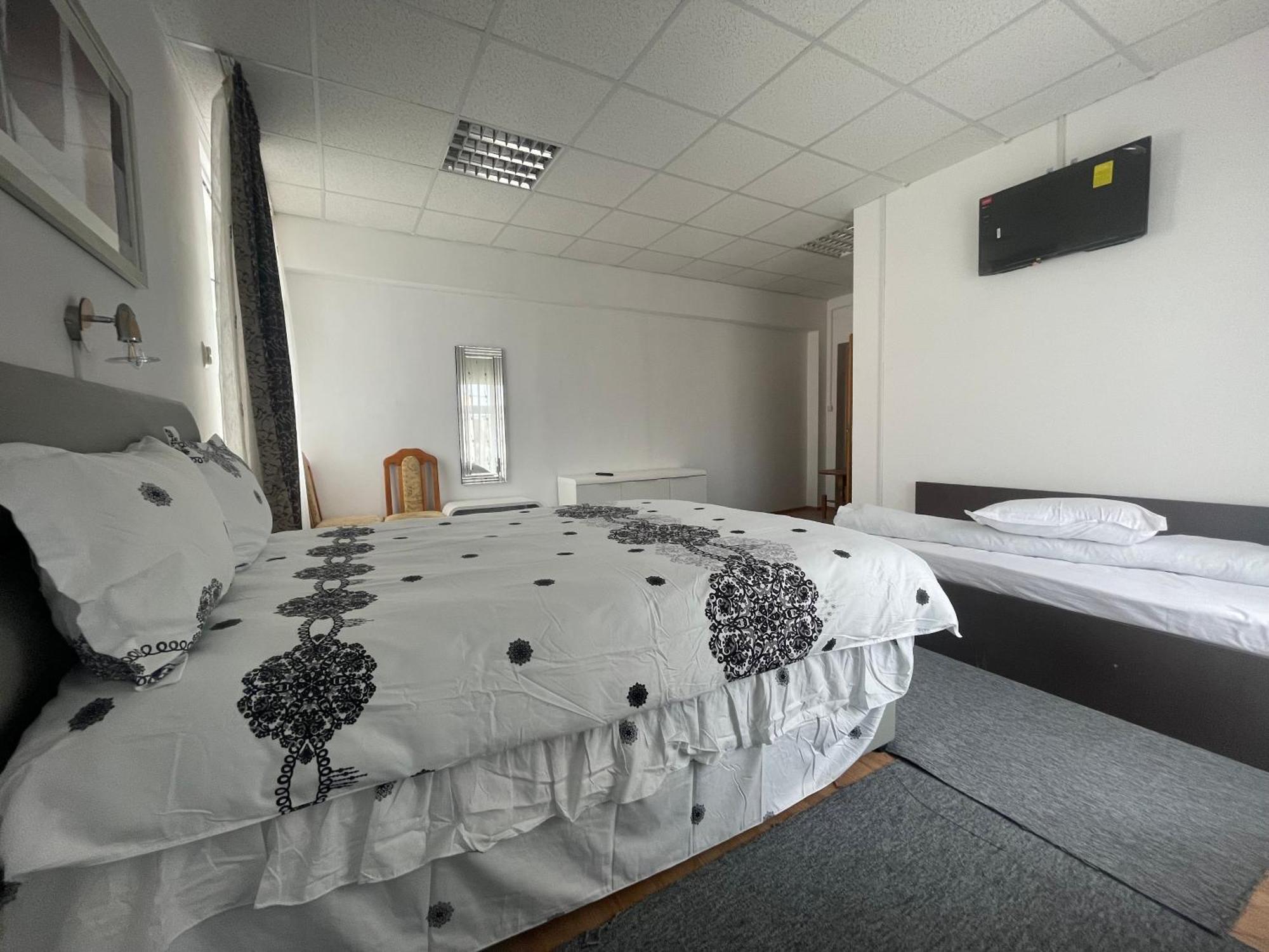 Studio Rentals Onesti Esterno foto
