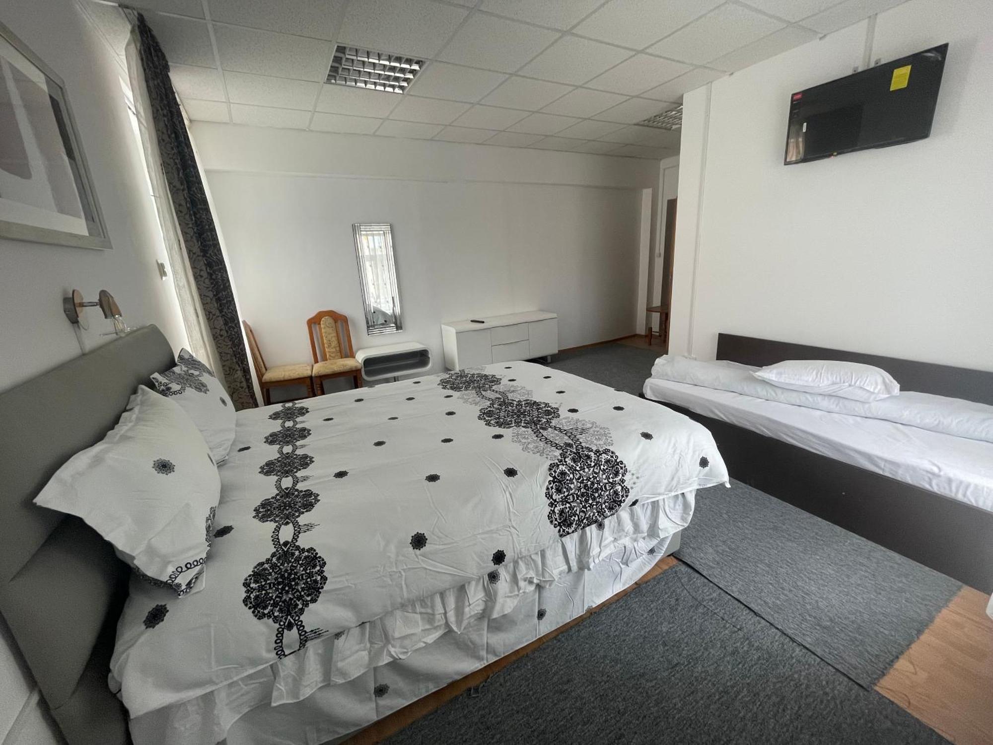 Studio Rentals Onesti Esterno foto